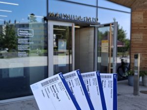 Kuva pääsylipuista, taustalla Maunula-talo