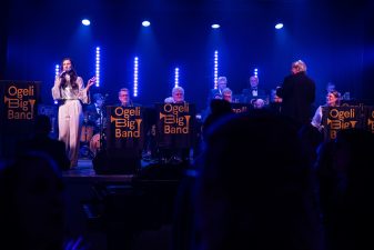 Ogeli Big Band esiintyy laulusolistin kanssa.